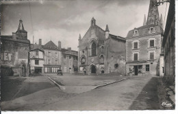 AIRVAULT (Deux-Sèvres). - La Place Avec L'Eglise Et Le Vieux Chateau - Airvault