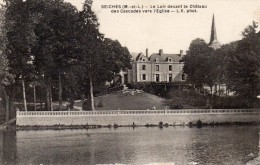 CPA -   SEICHES  (49)   Le Loir Devant Le Chateau Des Cascades Vers L' Eglise - Seiches Sur Le Loir