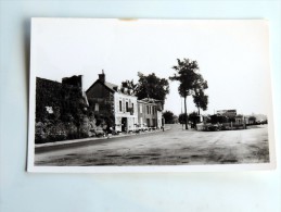 Carte Postale Ancienne : VIVONNE :La Route Nationale 10 , Hotel De La Gare - Vivonne