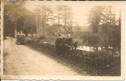 44 - LA  MONTAGNE - Carte Photo Du Photographe Fréon . Personnages Sur Un Muret + Voiture - La Montagne