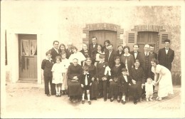 44 - LA  MONTAGNE -  Carte Photo Du Photographe Fréon . ( Famille Réunie Devant Maison (café?) - La Montagne