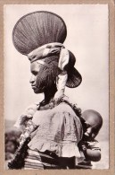 Delcampe - L'AFRIQUE NOIRE - CPSM - ETHNIQUE - 799 - JEUNE FEMME FOULA ET SON ENFANT - BIJOUX - COIFFURE - éd. HOA-QUI - Non Classés