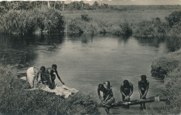 ETHNIQUES ET CULTURES - AFRIQUE NOIRE - Lessive Dans La Rivière (1965) - écrite à FORT LAMY Au TCHAD - Non Classificati