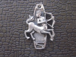 Pendentif  Métal Argenté  ZODIAQUE Sagittaire:Du 22 Nov/22 Déc Signe De La Recherche & Sagesse>Centaure Tirant  à L'arc - Pendentifs