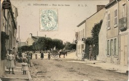 18 - NERONDES - Carte Colorisée , Très Animée Et Peu Courante . La Rue De La Gare.(attelage) - Nérondes