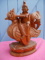 Statue De Birmanie Sculptée Dans  Le Bois, Esprit NAT Chevauchant L'oie Hinta - Art Asiatique