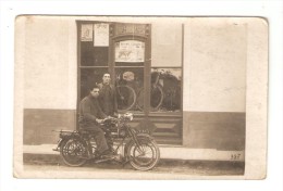 CPA : Carte Photo Moto  :  Homme Sur Une Motocyclette BSA 1917 - Homme à Côté Devant Un Magasin De Cycles + Publicités - Motorbikes