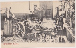 CARTE POSTALE ANCIENNE,ATTELAGE DE CHIEN DE BELGIQUE,BELGIE EN 1900,BRUXELLES,fermiere,p Olicier Qui Surveille - Chiens