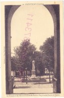 HAGETMAU   Le Monument Aux Morts De La Grande Guerre Vue Prise Du Porche De L'église - Hagetmau