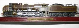 LOCOMOTIVA STATICA SU ESPOSITORE  PACIFIC CHAPELON NORD - Loks