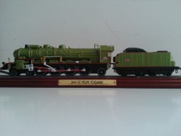 LOCOMOTIVA STATICA SU ESPOSITORE  241 C PLM CIGARE - Locomotives