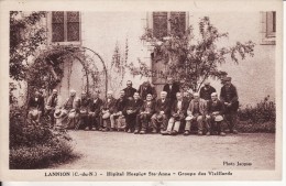 LANNION (Côte D'Armor) Hôpital Hospice Sainte-Anne - Groupe De Vieillards -VOIR 2 SCANS - - Lannion