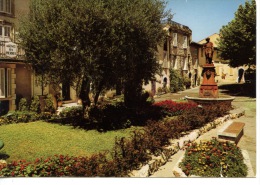 MOUGINS - La Place De La Mairie N°4023 éd Algari (statue Fontaine) - Mougins