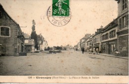 90. Giromagny. La Place Et La Route De Belfort - Giromagny