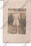 Sports  - Carte Photo  - Homme En Short Avec Des Haltères à Ses Pieds - Pesistica