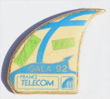 Pin's FRANCE TELECOM -  GALA 92 - FID AIR - FEM - Voile De Voilier - Zamac - D973 - France Telecom