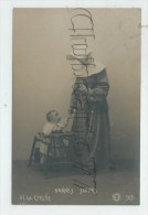 Crèche (Enfants) : GP D´une None Apprenant à Marché  à 1 Enfant En Chaise Porteur  En 1905 (animé) PF. - Collections, Lots & Series