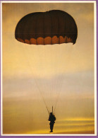 TRANSALL C. 160 - Parachute Au Coucher Du Soleil Fallschirm Bei Untergehender Sonne Carte Grand Format 17,5 X 12,5 Cm - Parachutisme