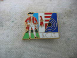 Pin´s Soldat D´époque Cible De Tir S.C.J.T- - Tir à L'Arc