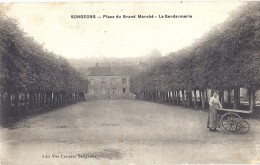 Cpa - Songeons - Place Du Grand Marché - La Gendarmerie ( En L´état ) - Songeons