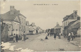 CPA 49 LES ALLEUDS La Mairie, Belle Animation - Thouarce