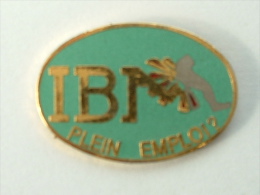 Pin´S IBM - PLEIN EMPLOI ? - FOND VERT - Informatique