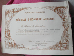 MEDAILLE D'HONNEUR AGRICOLE "Argent"  Du 26 Décembre 1983 - Diplomi E Pagelle