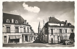 Cp, 37, Preuilly-sur-Claise, La Rue Principale Et L'Eglise - Autres & Non Classés