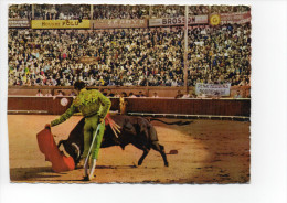 CORRIDA : La Course De Taureaux - Une Excellente Passe "naturelle" De Face De Luis Miguel Dominguin (raccourcie à Gauch - Corridas