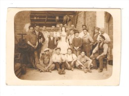 Carte Photo : Groupe De Personnes Dans Un Atelier Entourant Un Mannequin ( Femme Avec Une Cocotte Minute ?- Machines - Ambachten