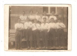 Carte Photo :Groupe De Soldats ( Uniformes Incomplets ) Lieu à Déterminer - Personnages