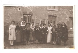 Carte Photo Berry - Groupe De Femmes Dont Certaines En Costumes Régionaux, D'autres Grimées Ou Costumées-  Lieu ? - Trachten