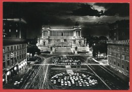 CARTOLINA VG ITALIA - ROMA DI NOTTE - Piazza Venezia E Altare Della Patria - 10 X 15 - ROMA 1963 - Altare Della Patria