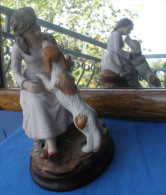 STATUETTE,  En Biscuit, Jeune Femme Assise, Donnant Des Caresses  à Son Chien - Altri & Non Classificati