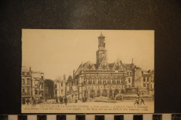 CPA 02-  SAINT QUENTIN  LES RUINES DE LA GRANDE GUERRE  MILITARIA  HOTEL DE VILLE ET LE MONUMENT DE LA DEFENSE - Saint Quentin