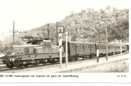 BB 12 000 Remorquant Un Express En Gare De Lutzelbourg - Railway