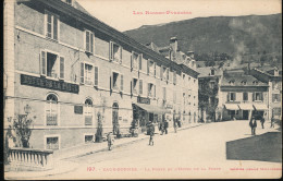 64 -- Eaux - Bonnes --   La Porte Et L'Hotel De La Poste - Eaux Bonnes