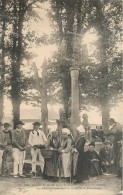 29 Pardon De Sainte Anne La Palud - Au Pied Du Calvaire - Les Pélerins Attendant La Sortie De La Procession - Plonévez-Porzay