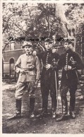 CPA CARTE PHOTO MILITAIRE REGIMENT DE CUIRASSIERS NON IDENTIFIE AVEC LEUR SABRE / 2017 - Personen