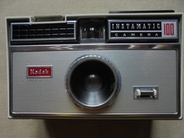 Ancien - Appareil-photos KODAK INSTAMATIC CAMERA 100 Etui En Cuir Made In USA  Années 60 - Cameras