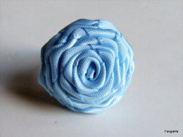 Bague Pour Une Rose En Satin Bleu Ciel Sur Anneau Réglable Argenté   Une Jolie Fleur En Satin Bleu Ciel Réalisée Par Mag - Bagues