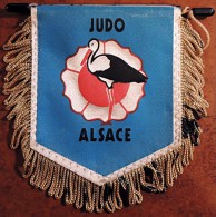 Ancien Fanion Du Judo En Alsace - Cigogne - - Kampfsport