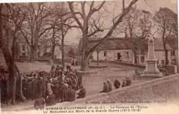 SAINT-GERVAIS-D'AUVERGNE LA TERRASSE DE L'EGLISE LE MONUMENT AUX MORTS DE LA GRANDE GUERRE 1914-1918 TRES ANIMEE - Saint Gervais D'Auvergne