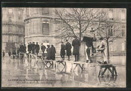 CPA Paris, Avenue Montaigne, Une Passerelle, La Crue De La Seine 1910, Inondation - Unclassified