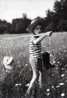 Roger DOISNEAU  Douce France By Editor, Format18x13 Cm, Enfant Partant A La Peche - Doisneau