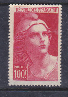 FRANCE N°733 100F CARMIN TYPE MARIANNE DE GANDON POINT SUR LE NEZ ET SUR LE BONNET  NEUF SANS CHARNIERE - Unused Stamps