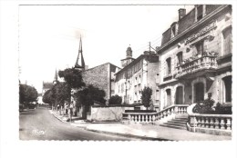 43.- CRAPONNE SUR ARZON. Centre Dentellier. Avenue De La Prairie Et Caisse D'Epargne - Craponne Sur Arzon