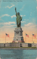 5742- NEW YORK CITY- STATUE OF LIBERTY, FLAGS, POSTCARD - Statue De La Liberté