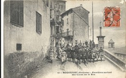 Delcampe - Aveyron : Roquefort, Ouvrieres Sortant Des Caves De La Rue - Roquefort