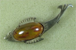 Antike Silber-Brosche Im Fischmotiv Und Echtem Berstein - Brooches